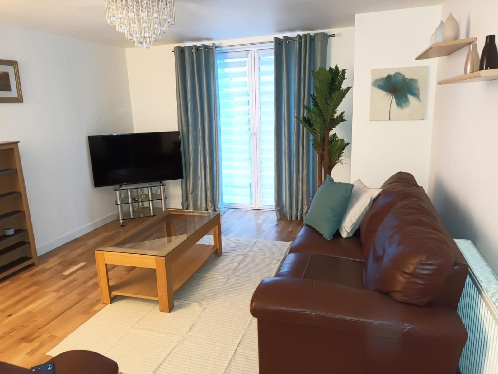 Spacious Elegant 2-Br Apartment In Aberdeen City Centre ภายนอก รูปภาพ